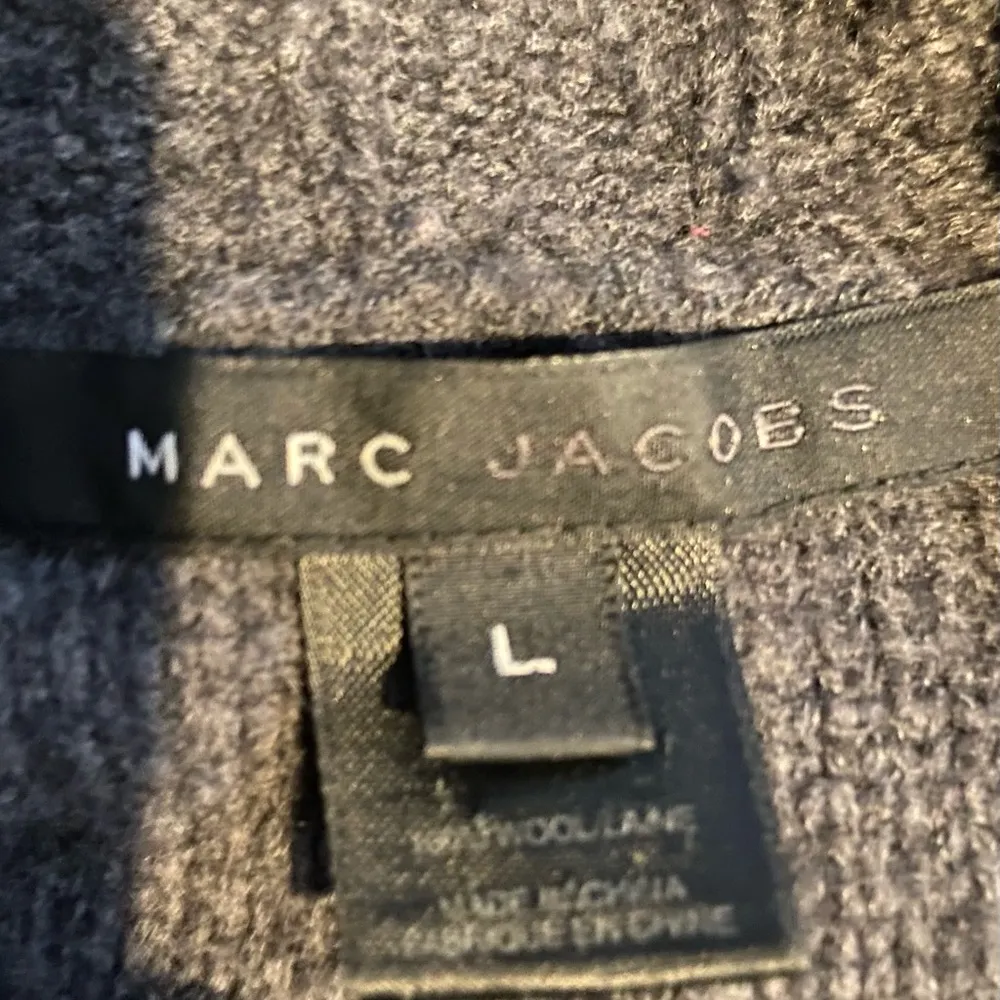 Marc Jacobs size large grey 100% wool cable & brass button detail sweater. - Image 4