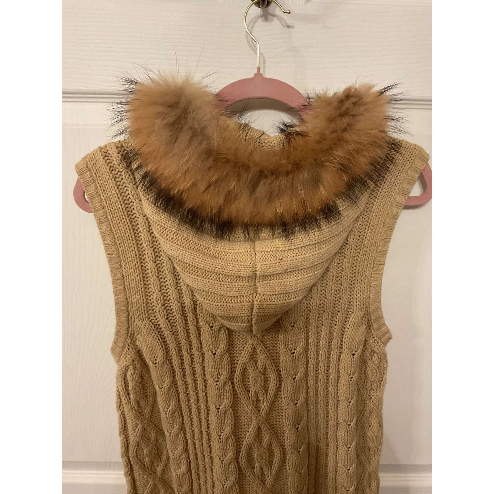 Linda Richard’s Luxury Tan Cable Knit Vest with Genuine Fox Fur Trim, M250 Size M - Image 6