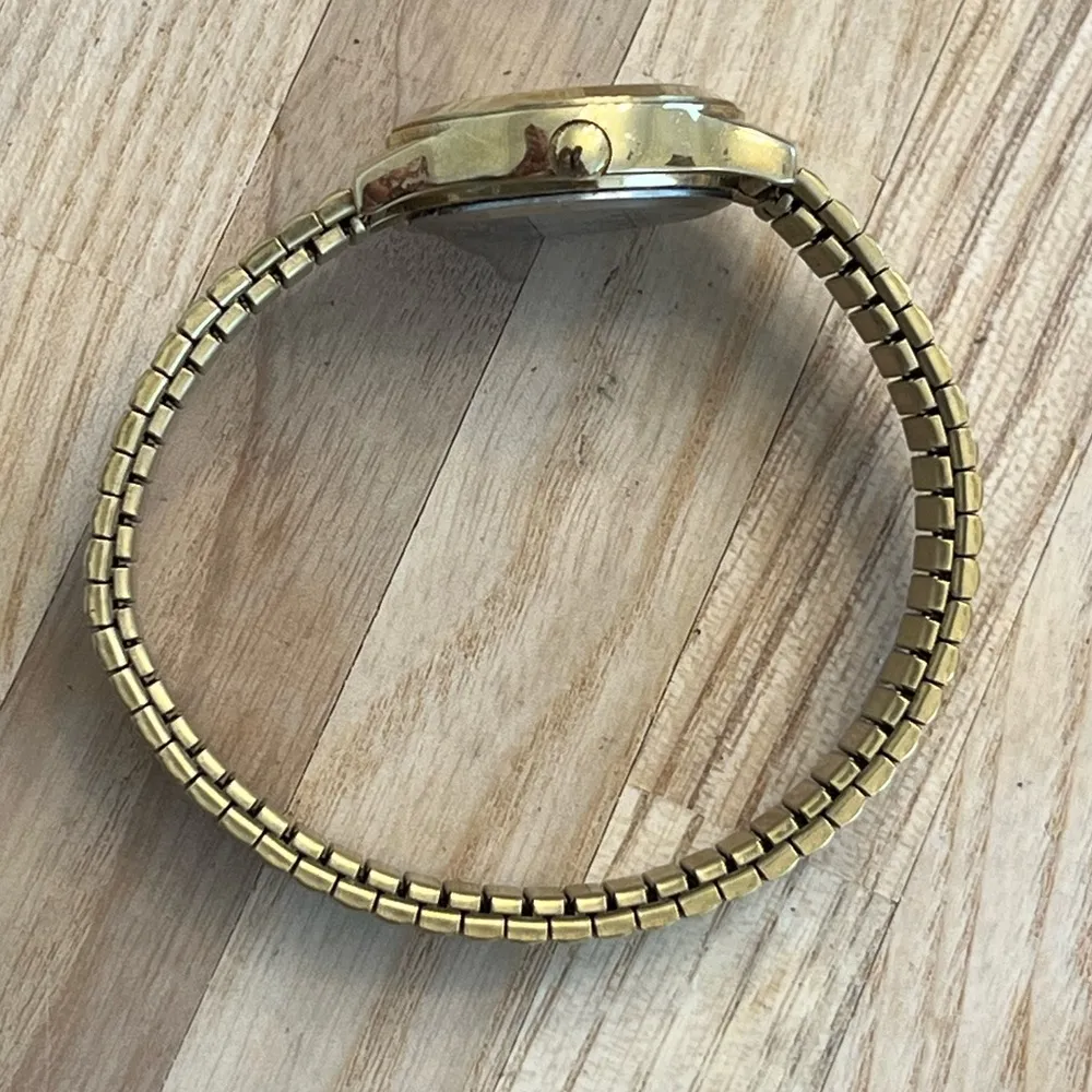 Timex Ladies Watch Indiglo Pearlescent Dial Gold Tone Stretch Band WR30M - Image 4