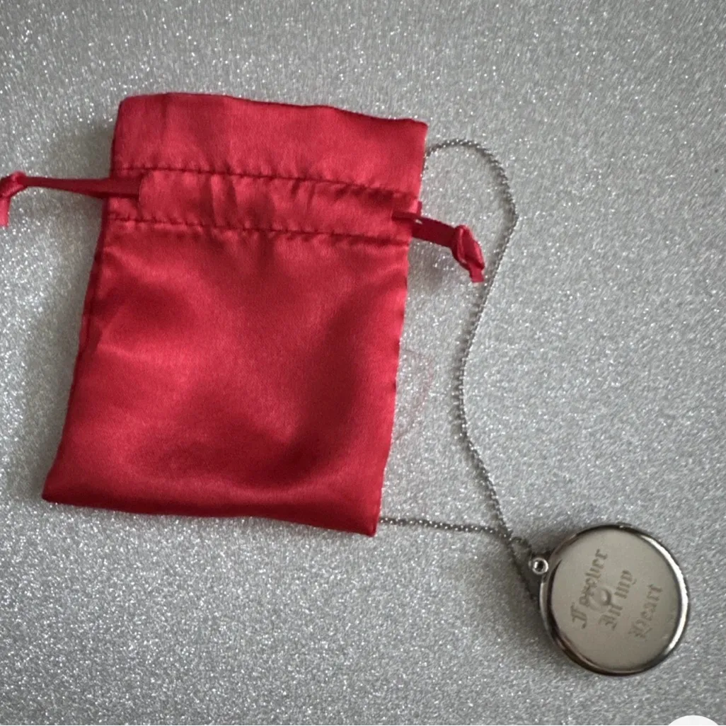 Elegant Silver Oval Locket Necklace - Image 4