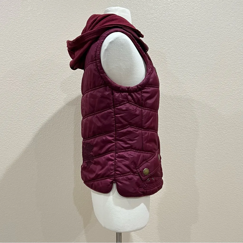 Maurices Maroon Puffer Vest with Embroidered Floral Detail Size Small - Image 3