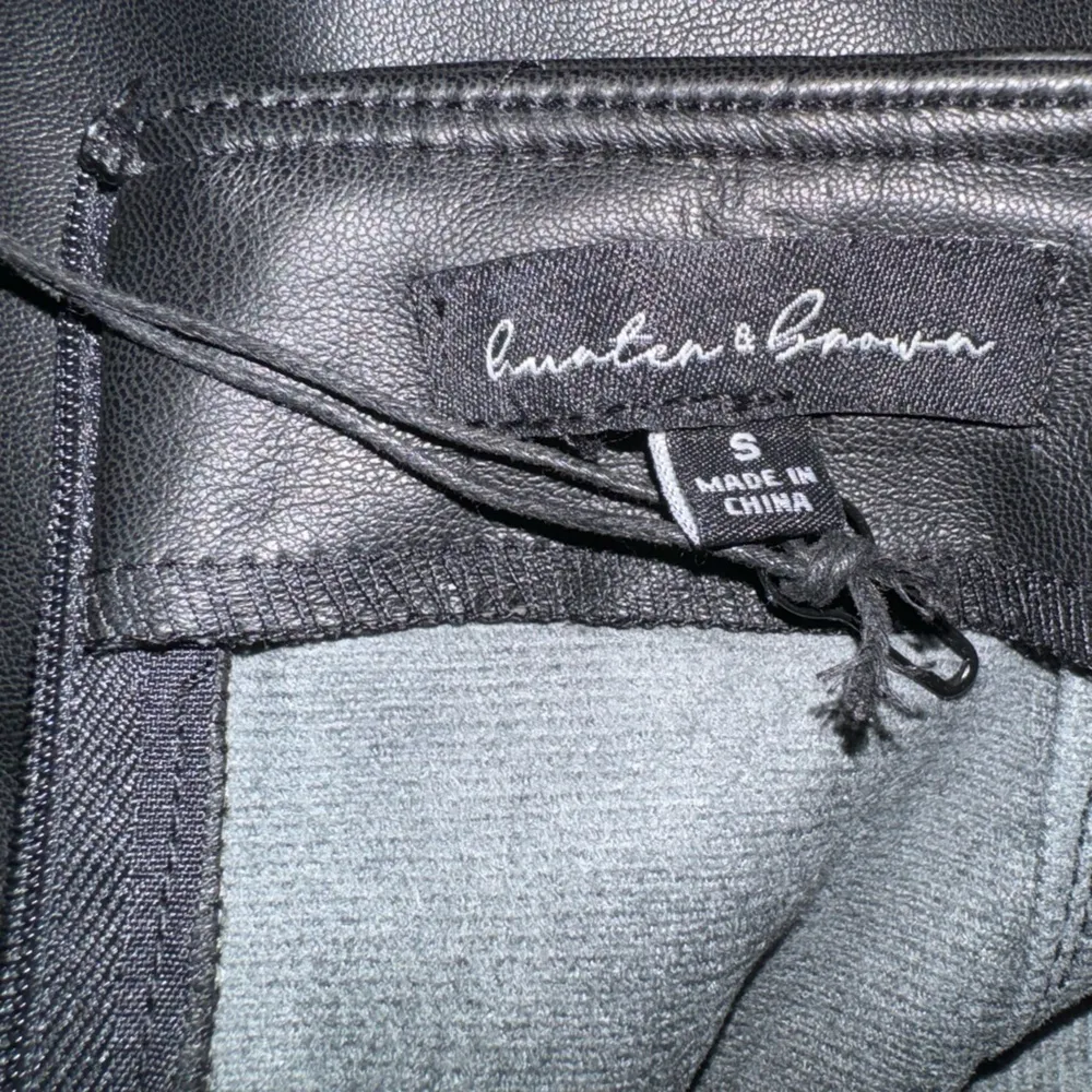 Hunter & Brown Faux Leather Skirt, Straight, Cargo Pockets, Back Vent, Y2K, Midi Black - Image 5