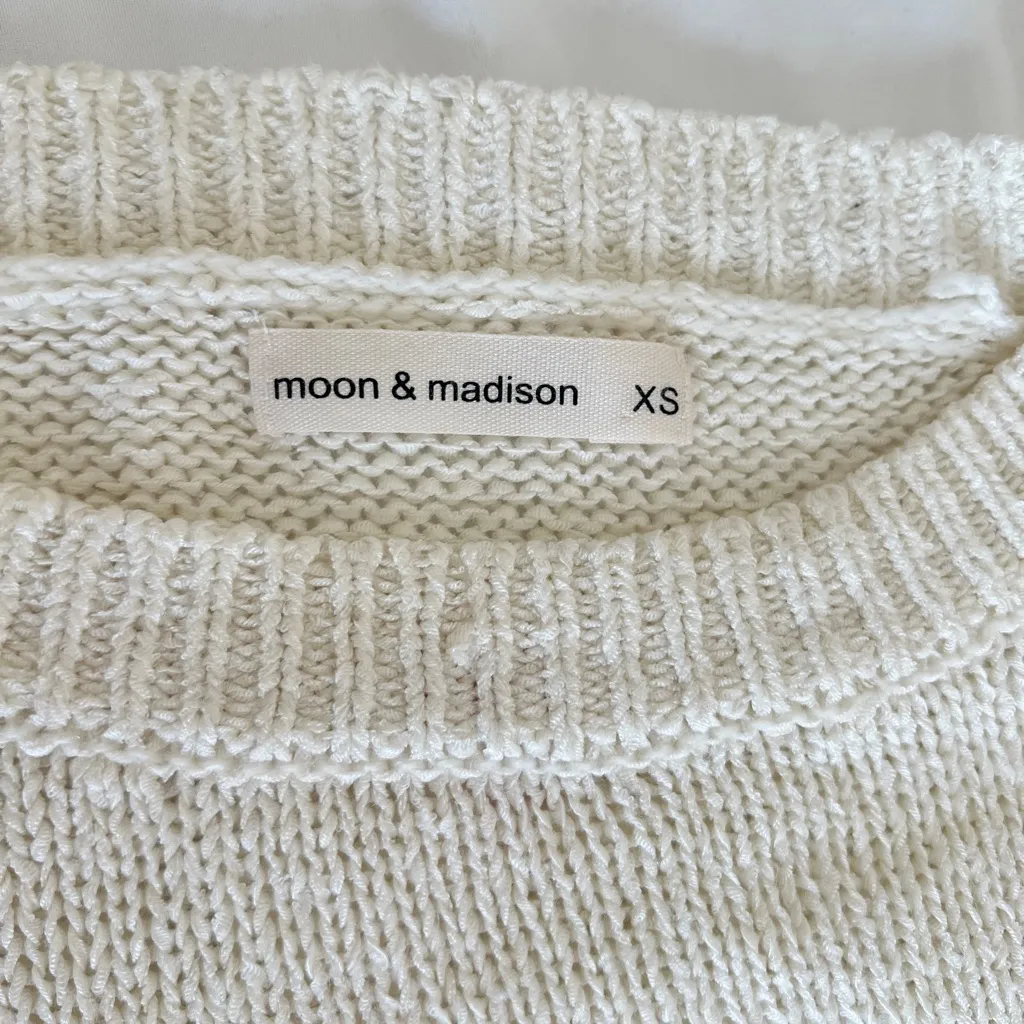 moon & madison White Sweater with Red Hearts Size XS - Image 4