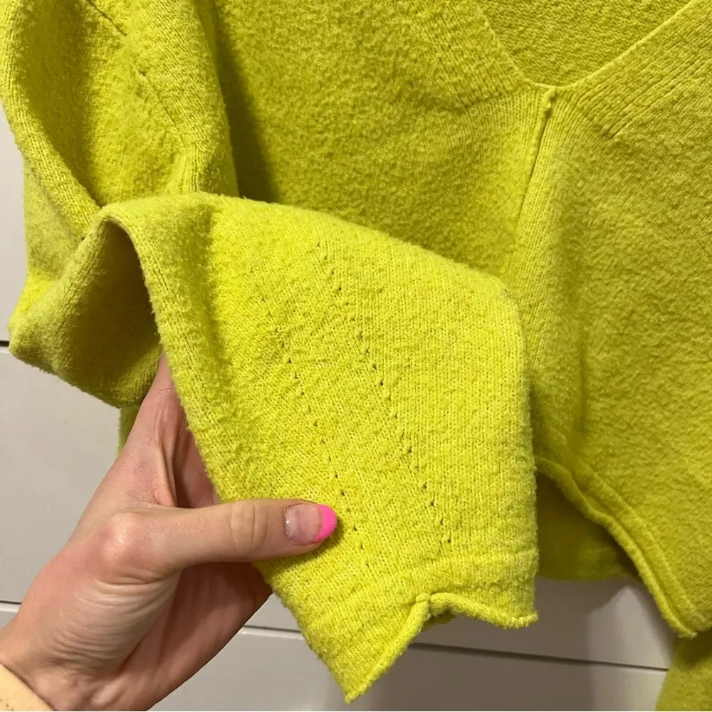 BDG Valeria Cropped V-Neck Sweater Yellow - Image 4