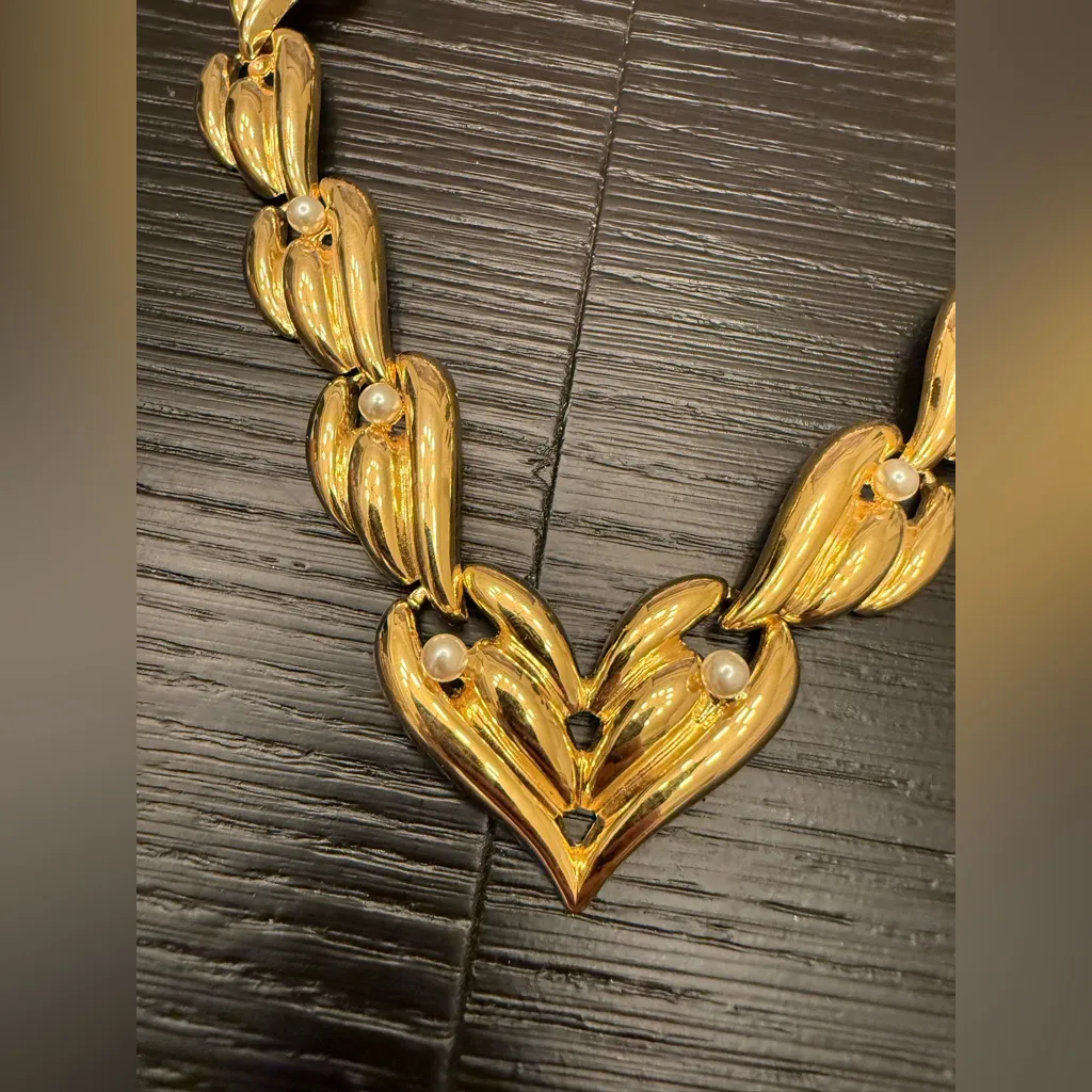 Gold & Pearl V Shaped Choker Necklace Hearts Costume Jewelry Statement Necklace - Image 3