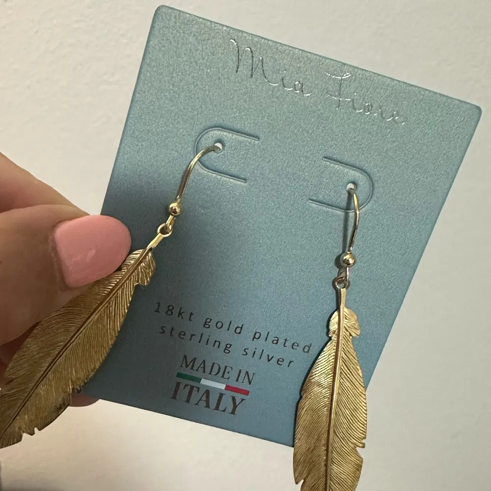 MIA FIORE 18 KT GOLD OVER STERLING SILVER FEATHER BOHO DANGLE DROP HOOK EARRINGS - Image 4