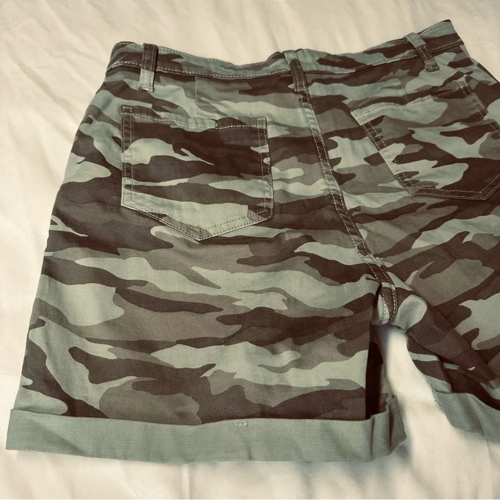 New NWOT Caslon Rolled Cuff Twill Shorts In Green Spring Camo SIZE 8 Summer - Image 5