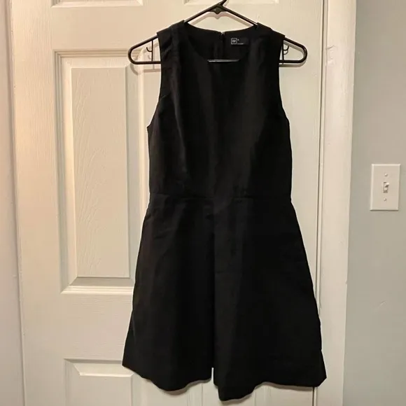 Gap  Tailored Black Sleeveless Dress - Size 6 - Image 4