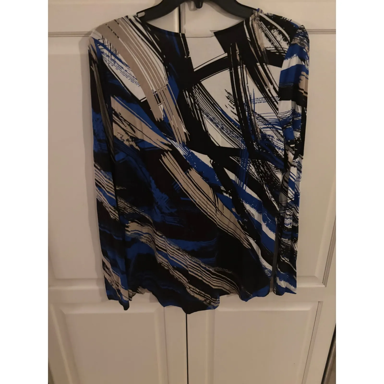 Dana Buchman Women's Long Sleeve V Neck Abstract Print Top‎ Size S - Image 4