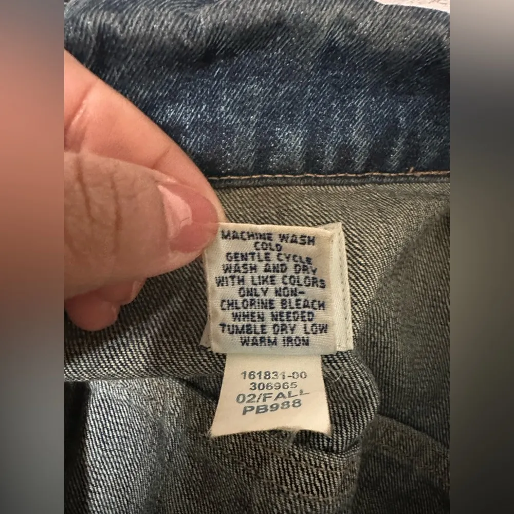 Vintage Gap Classic Blue Denim Jacket size M blue with two small front pockets - Image 5