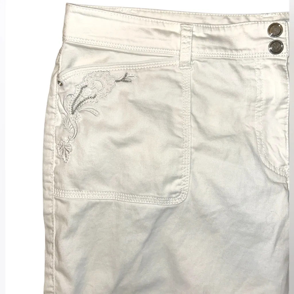 Vintage White House Black Market Embroidered Cargo Crop Pants Women’s Size 12 - Image 4