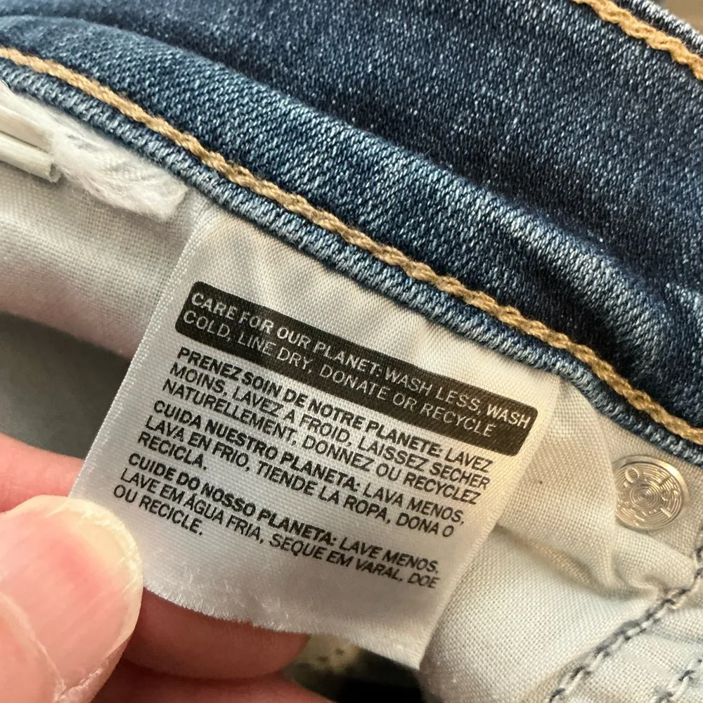 Levi classic faded capris - Image 3