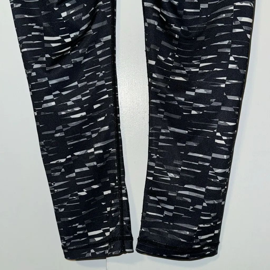 Reebok Crop Capri Leggings Black & Grey Abstract Print Women’s XS - Image 6