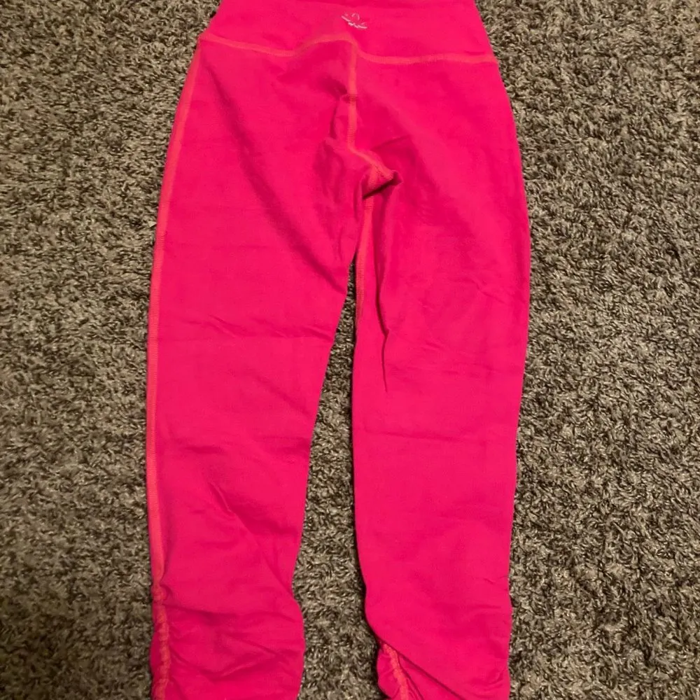 Beyond Yoga Bright Pink Ruched Leggings Pedal Pusher Length Estimated Size XXS - Image 3