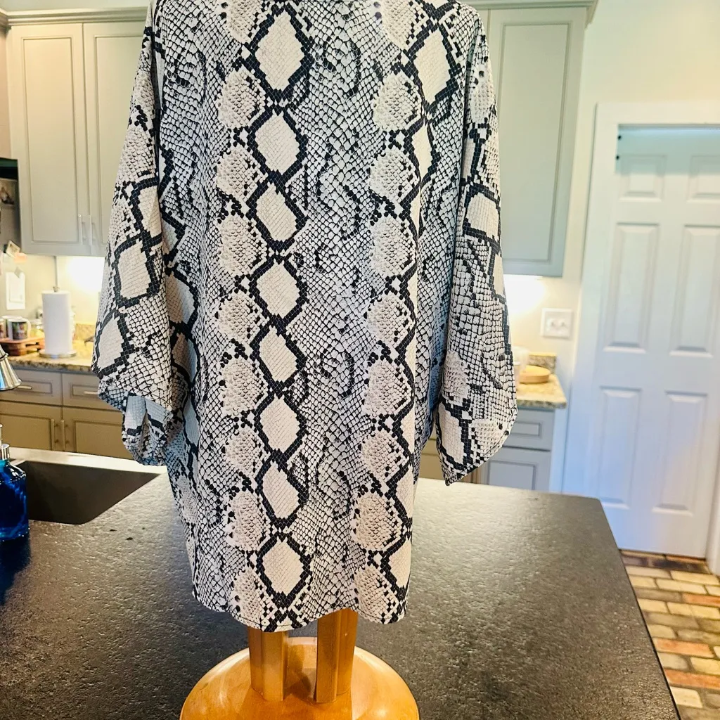 Eesome Black and Cream Snake Print Blouse Size L - Image 4