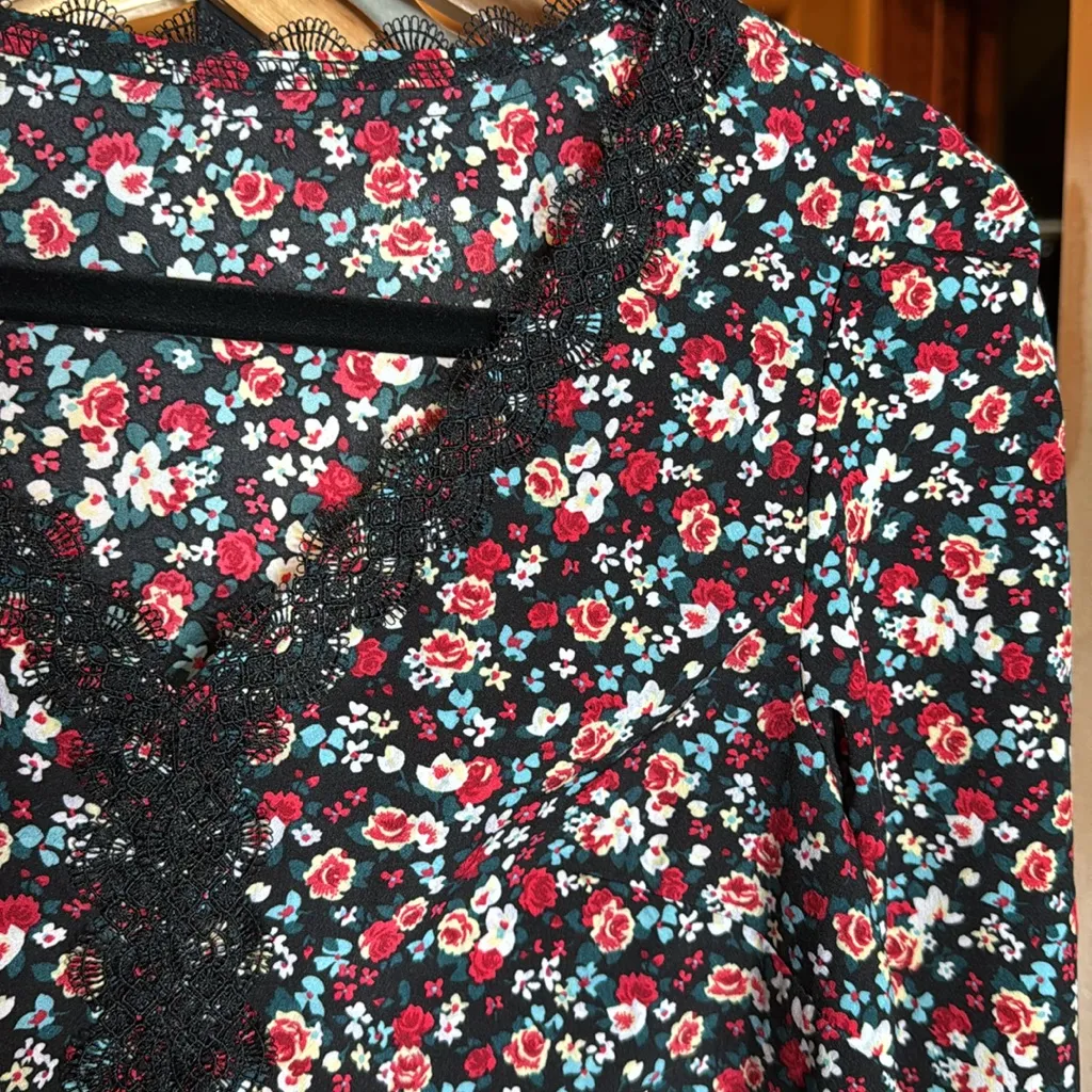 SHEIN Floral Print Lace Trim V-neck Blouse Black Red Blue Green Size Small - Image 7