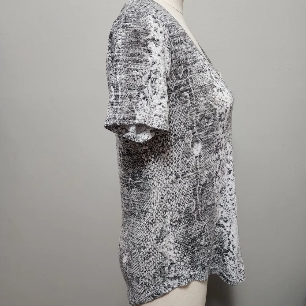 Buckle White Crow The Snakeskin V-Neck T-Shirt Gray Size Small - Image 4