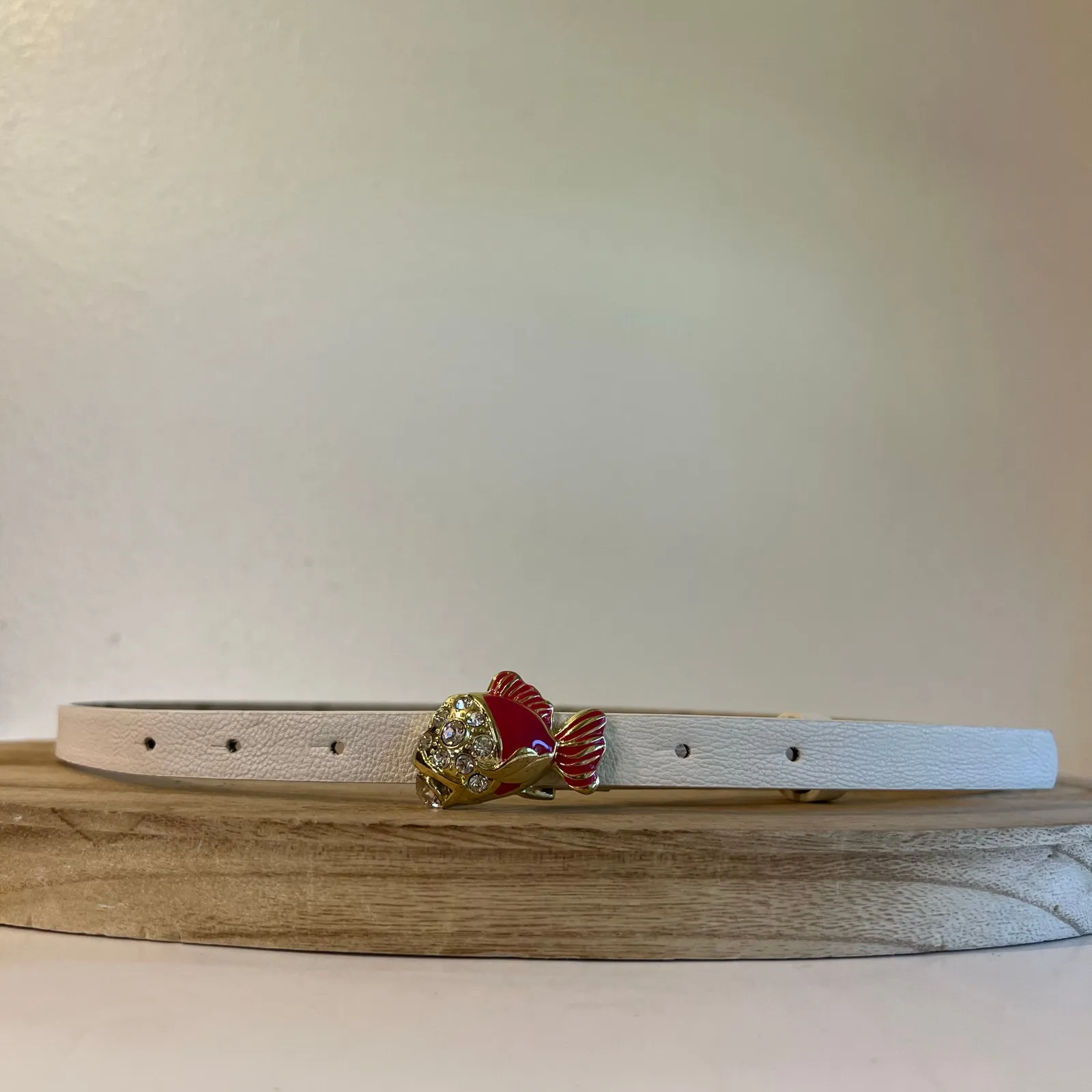 Betsey Johnson White Leather Skinny Thin Fish Embellished Buckle Belt Size Large - Image 9