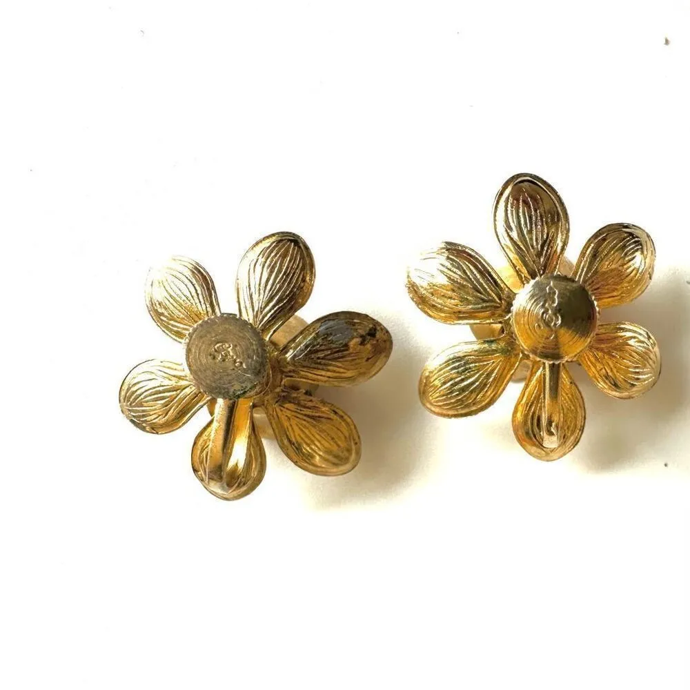 Coro pink and gold tone vintage flower clip on earrings - Image 7