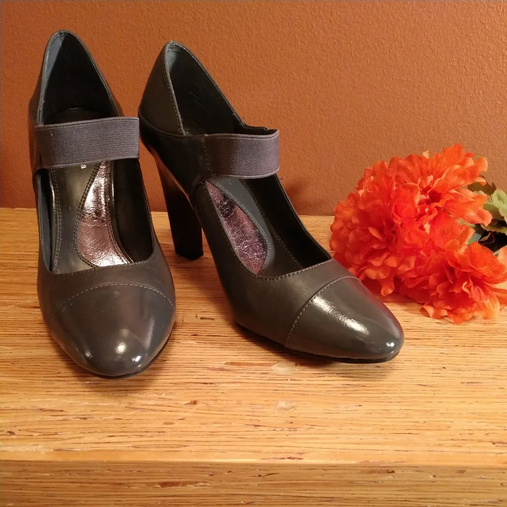 Simply Vera Gray Patent and Leather Mary Janes - Image 2