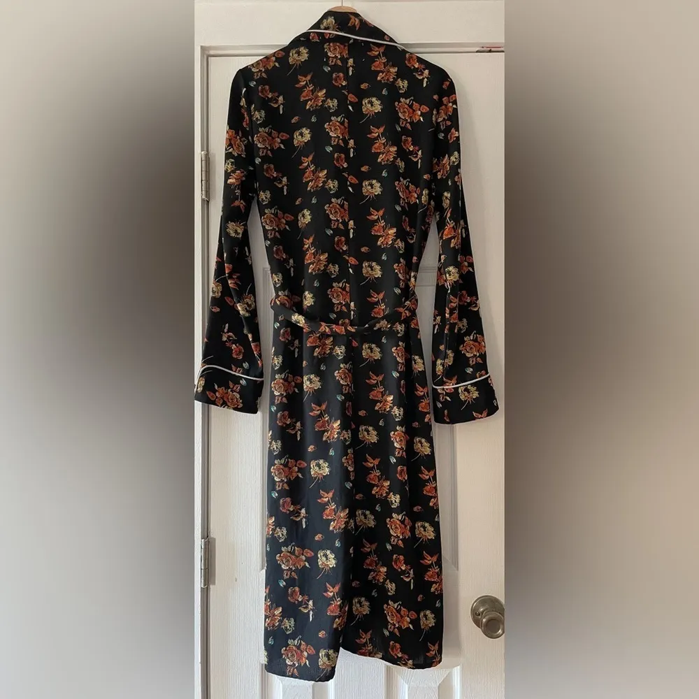 Painter Floral Robe‎ Est Size Medium New Condition - Image 2