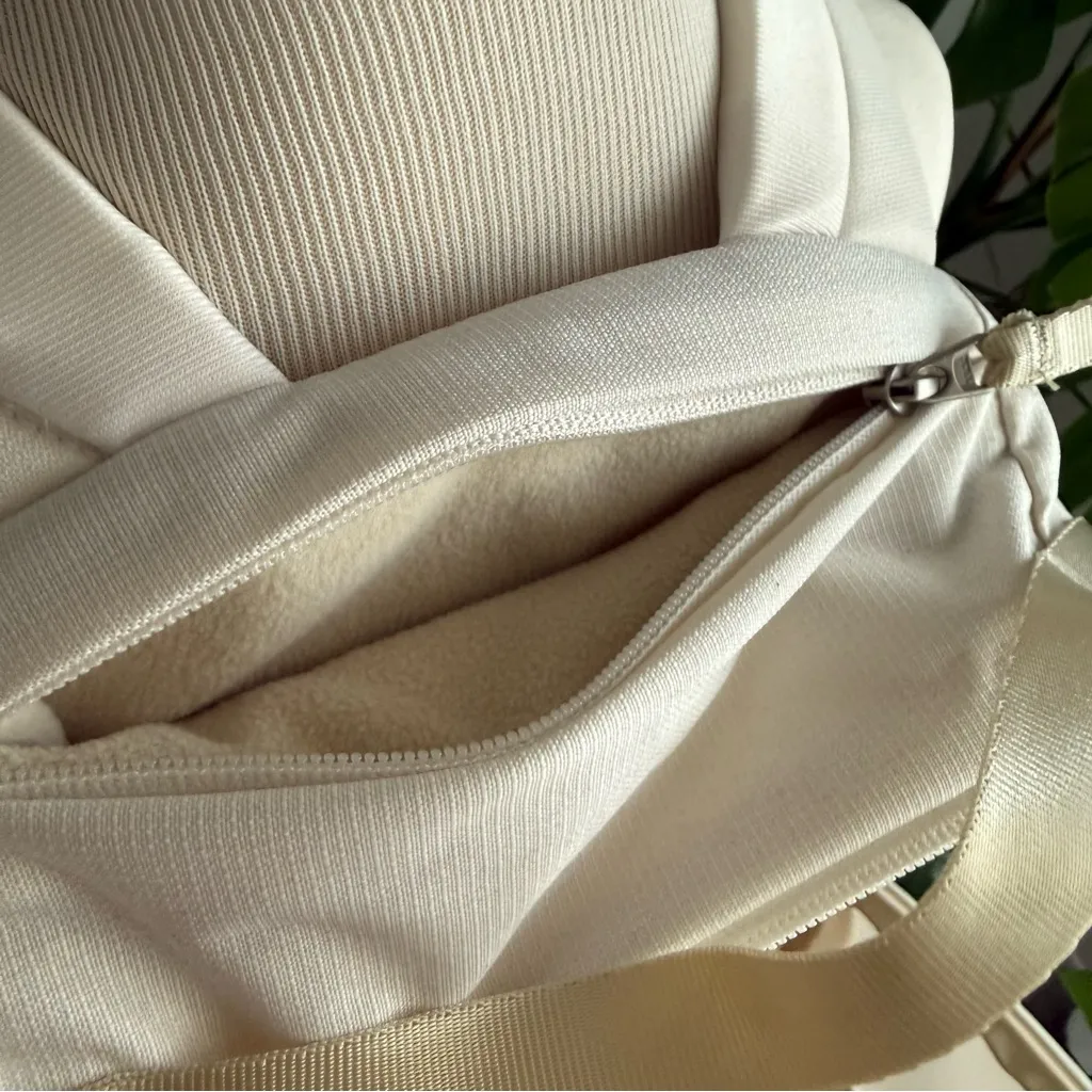 North Face Women's Isabella 3.0
Backpack in Gardenia White Dark
Heather/Gravel - Image 12