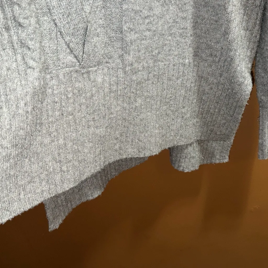 Vera Wang Crew Neck Gray Cable Knit Sweater Split Bottom Long sleeve Size Small - Image 10