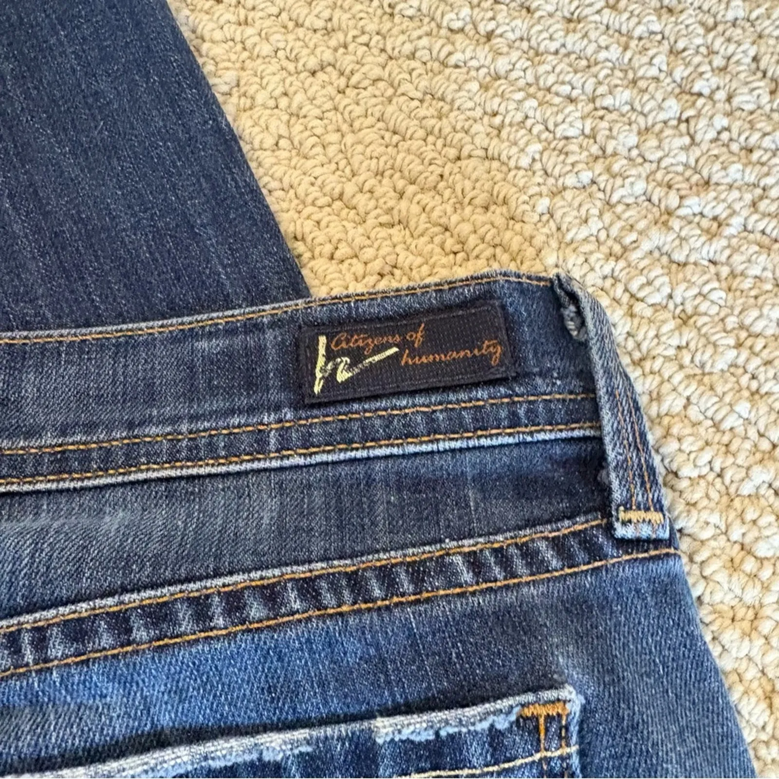 Good American Good Legs Crop jeans Blue261 medium wash denim distressed 4/27 - Image 3