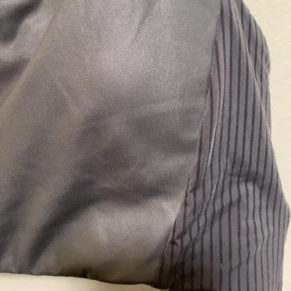 Fabletics metallic gray padded woman sport bra size LARGE criss cross back - Image 2