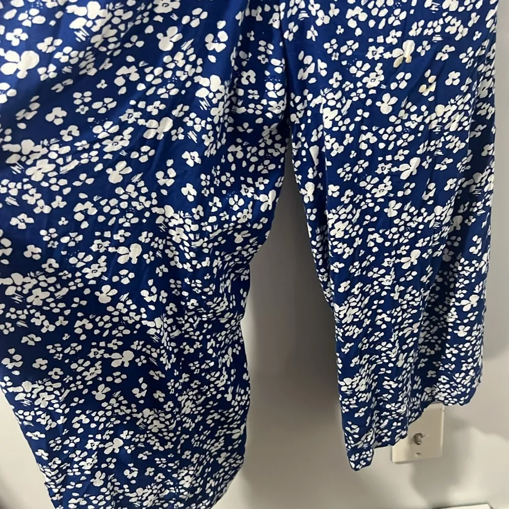 Aerie cut-out cropped wide leg jumpsuit blue and white floral sz small - Image 4