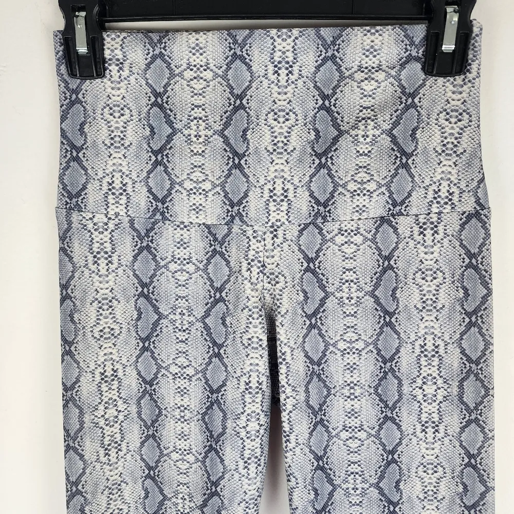 Onzie Leggings High Waist Grey Snakeskin Print Animal Print Size XS - Image 5