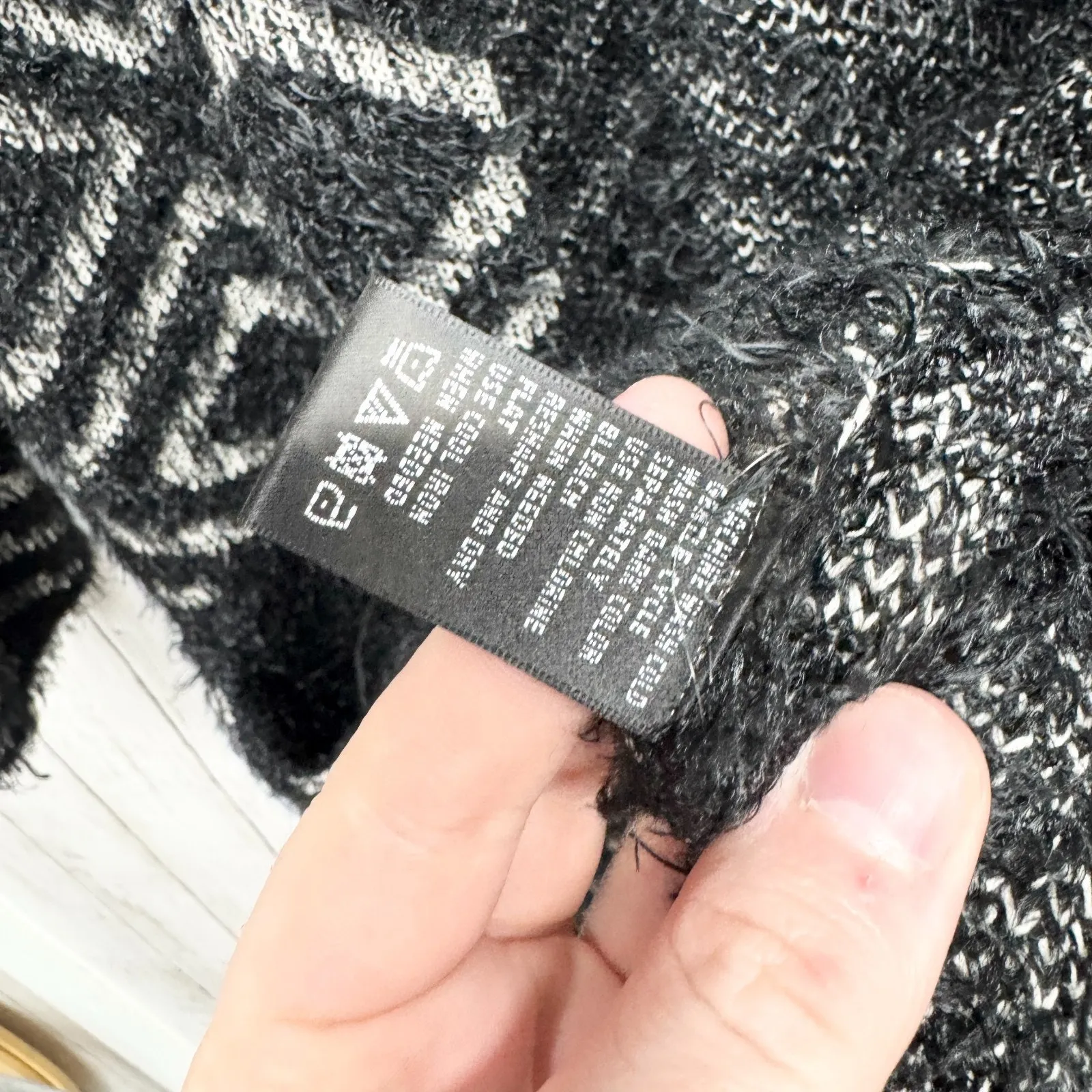 August Silk Sweater Women Size Medium Geo Diamond Pattern Fuzzy Knit Cardigan - Image 4