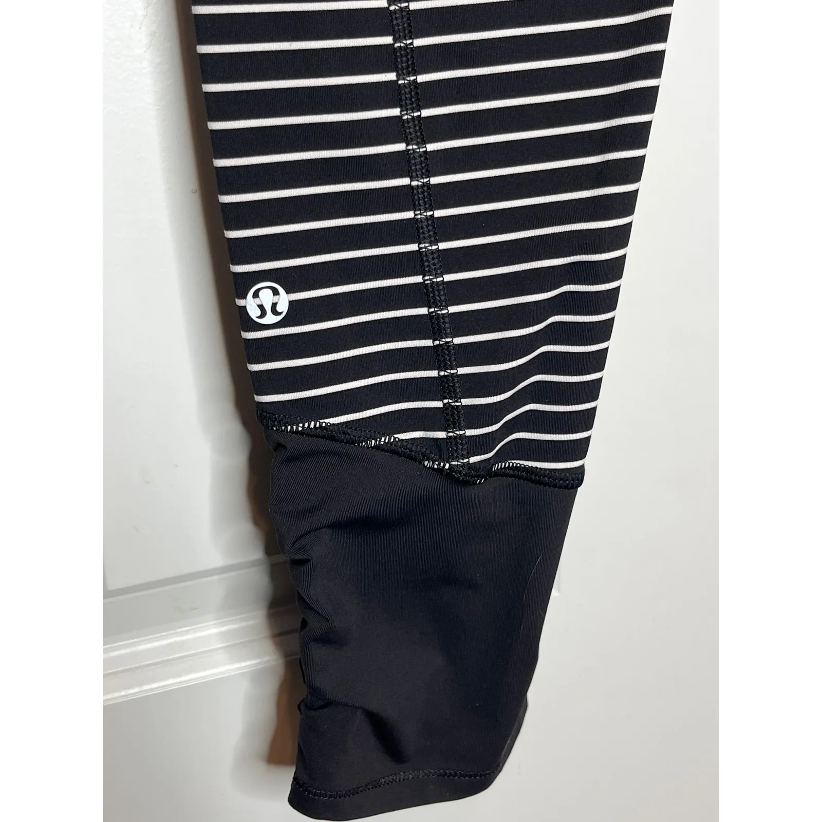 Lululemon Runday Crop Size 10 Parallel‎ Stripe Black White Zipper Ankle - Image 7