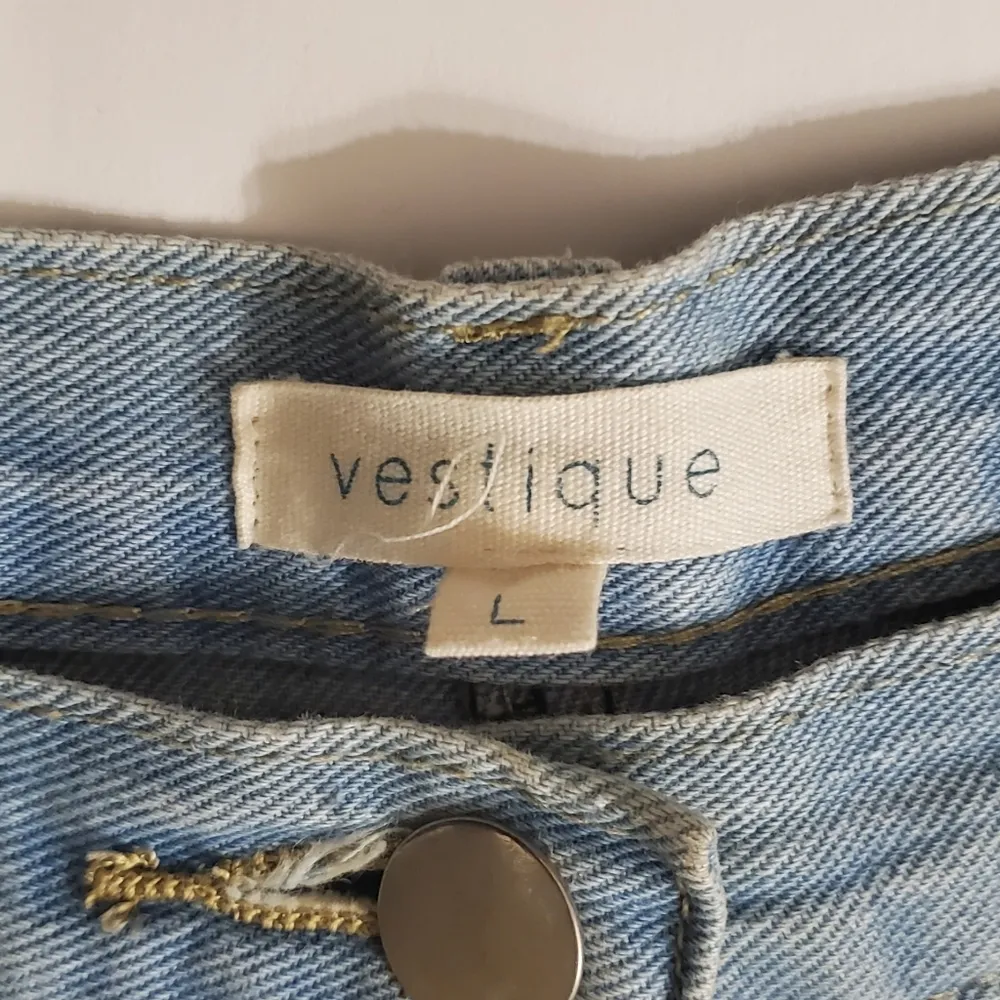 Vestique Light Wash Blue Denim Floral Lace Shorts - Image 2