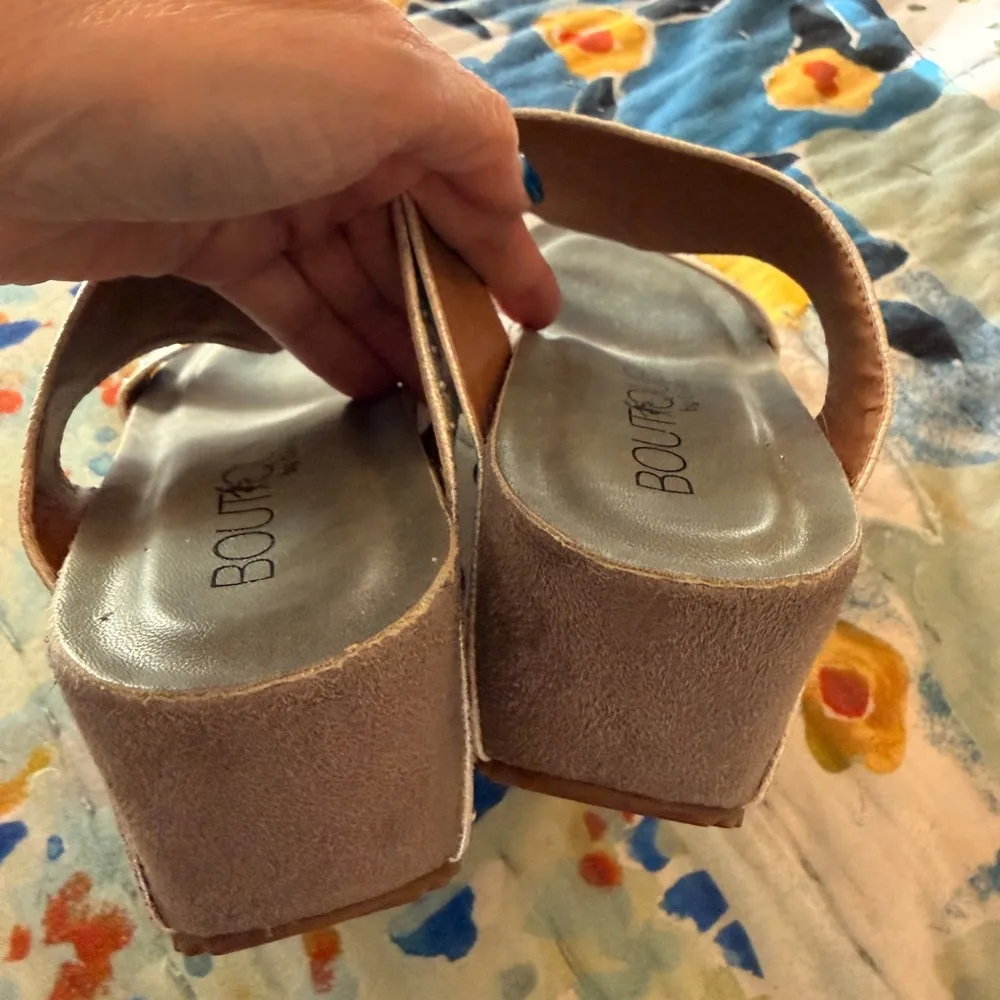 BOUTIQUE BY CORKY’S 7 Funkytime White Silver Slide Sandals EUC - Image 4