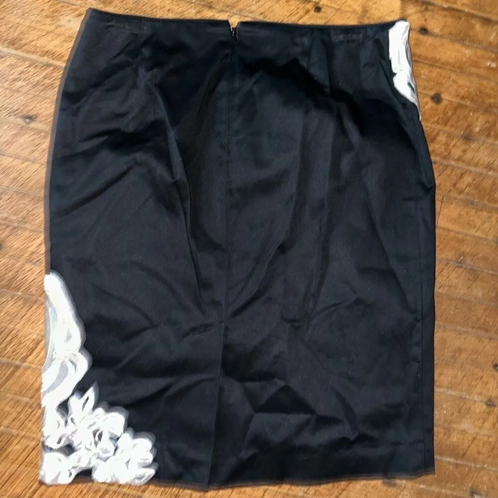 White House Black Market rose embroidered size 4 pencil skirt - Image 3