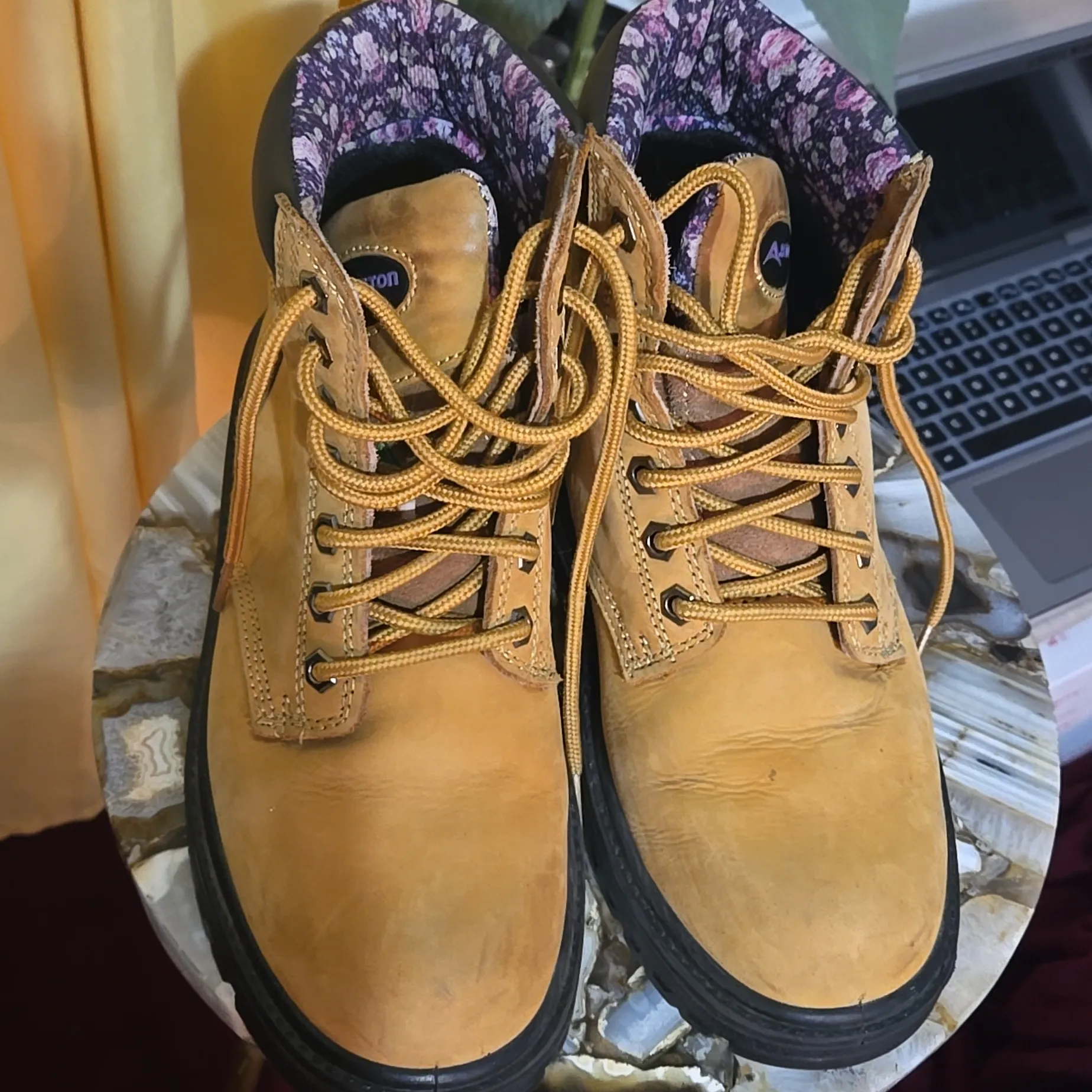 has a safety helmet Brand Acton. Tan Size 7 - Image 3