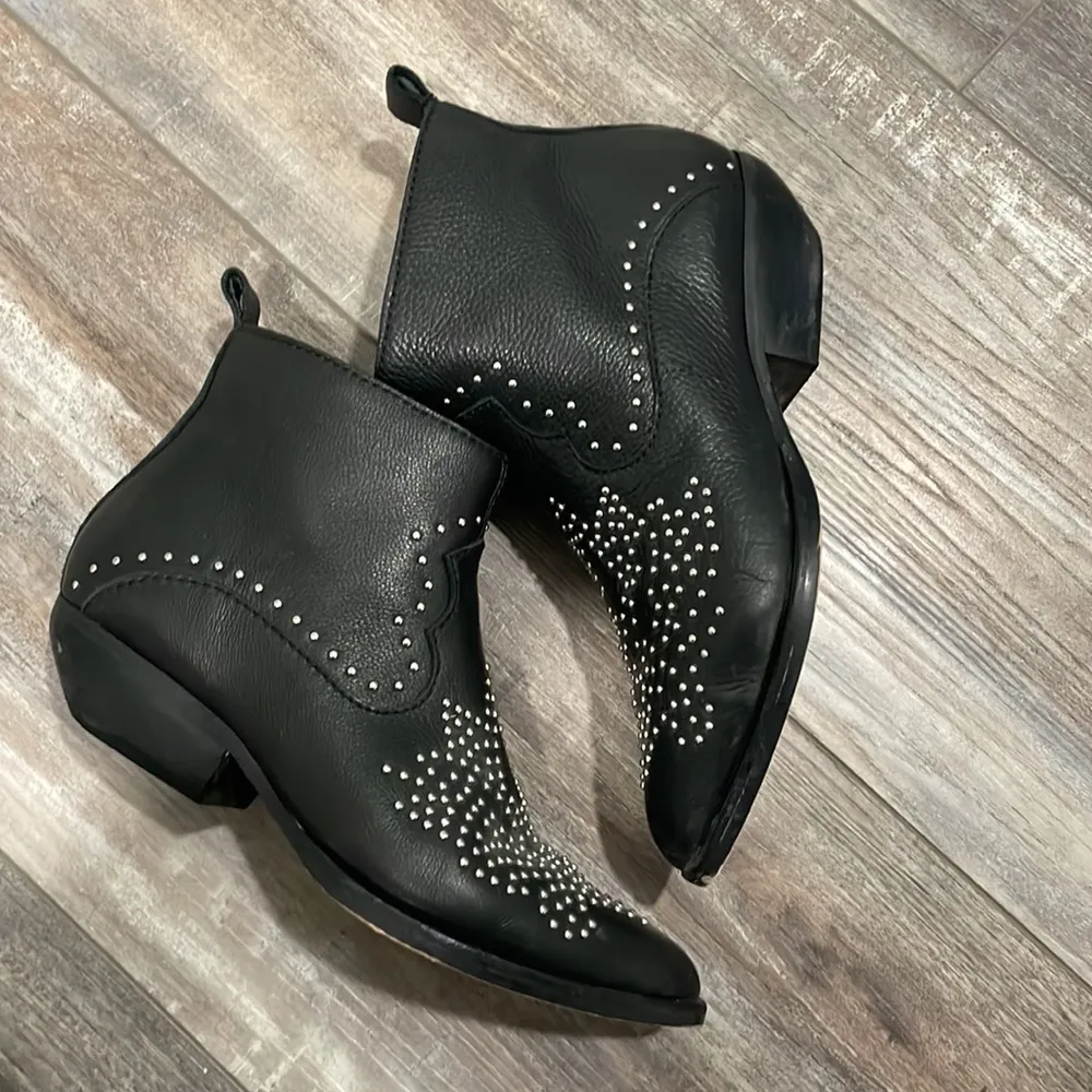 Dolce Vita Uma Black & Silver Studded Ankle Booties Size 7 EUC - Image 4