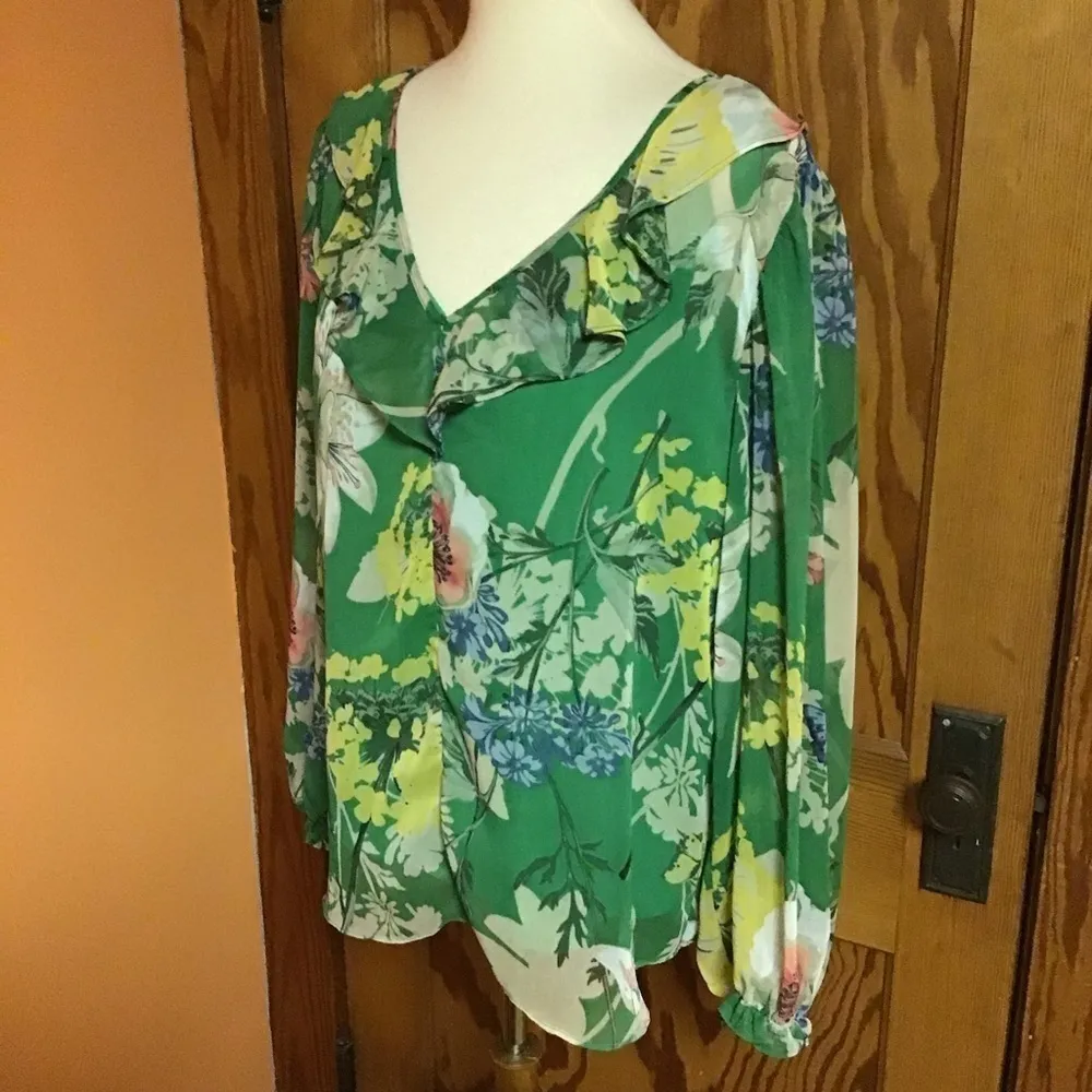 Gibson Latimer Bright floral flowy blouse - Image 9