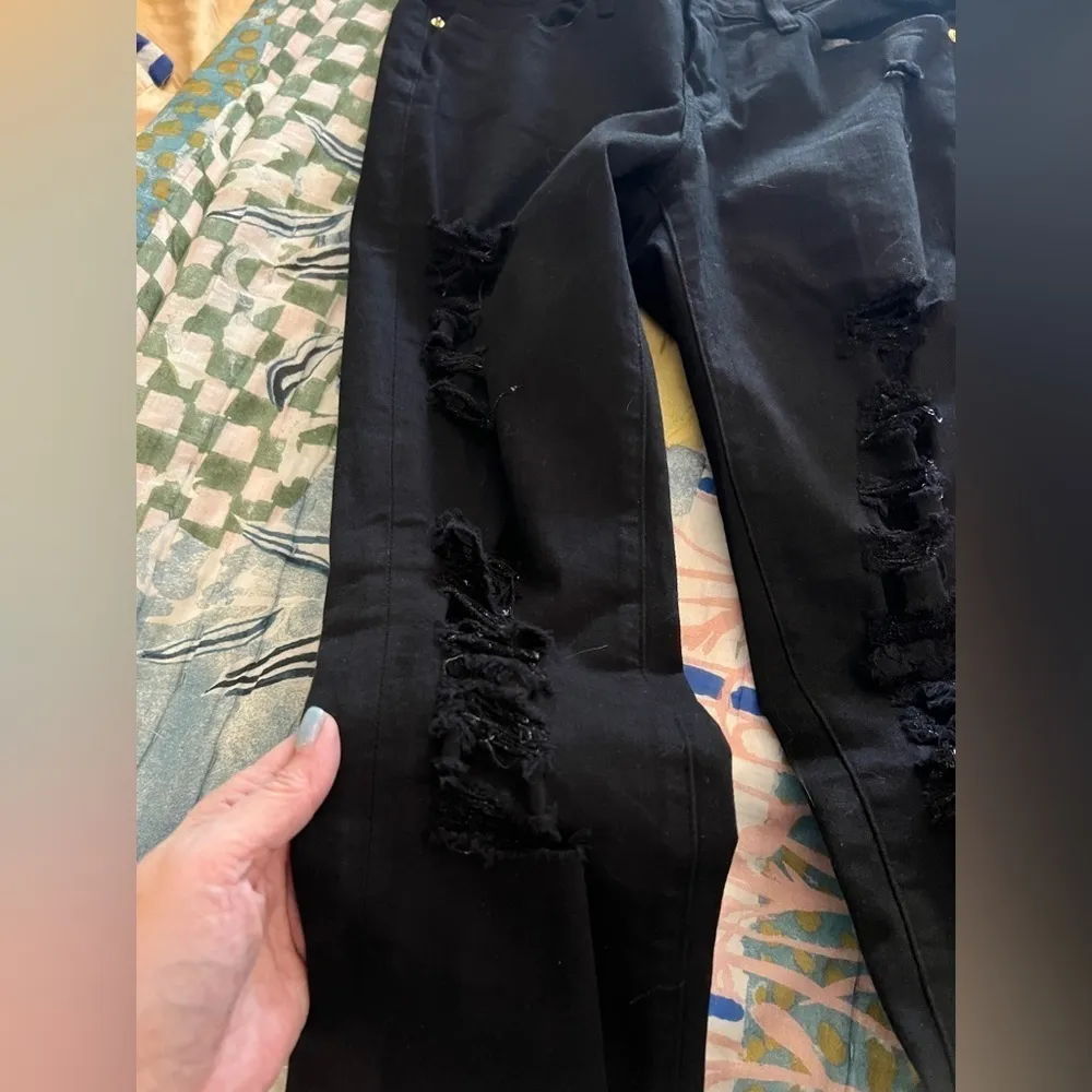 FRAME 26 Le Skinny de Jeanne Ripped Jeans in Film Noir Black - Image 12