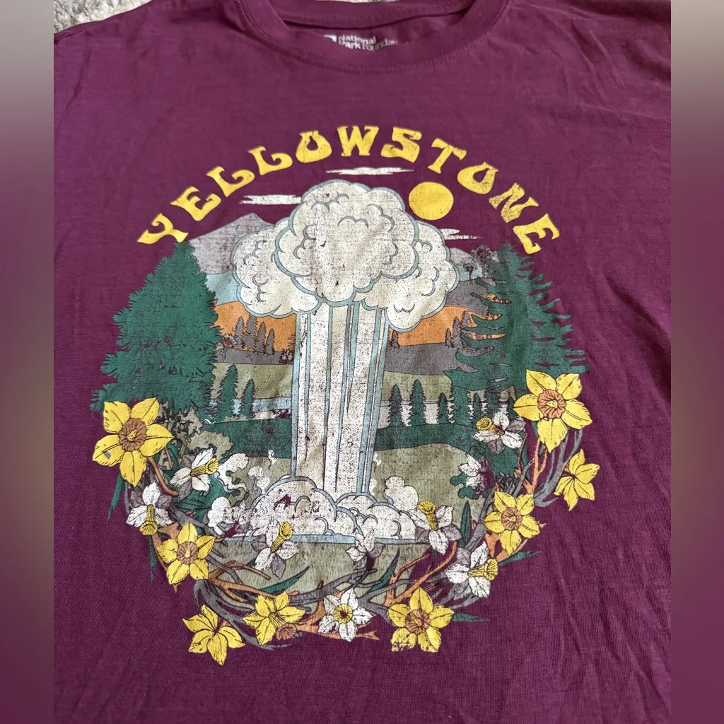 Yellow Stone National Park Maroon T shirt🫧 Purple Size M - Image 2
