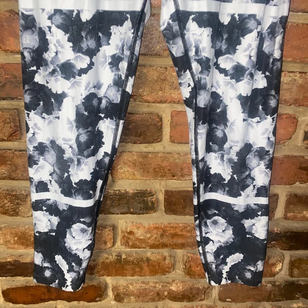 Betsey Johnson Black White Floral Capri Cropped Leggings Women's Size Medium - Image 3