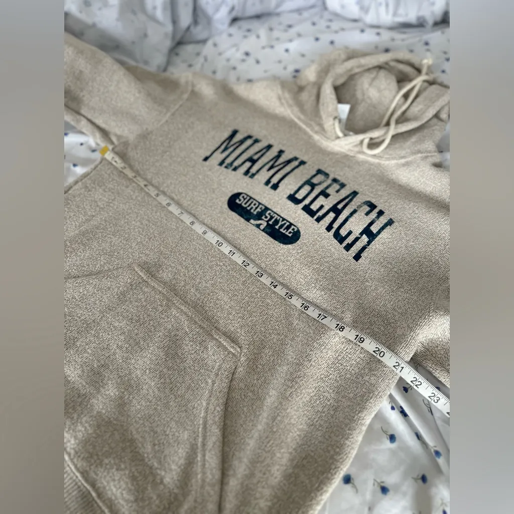EUC Miami Beach Sz: M Oatmeal Pullover Drawstring Hoodie Kangaroo Pocket. - Image 3