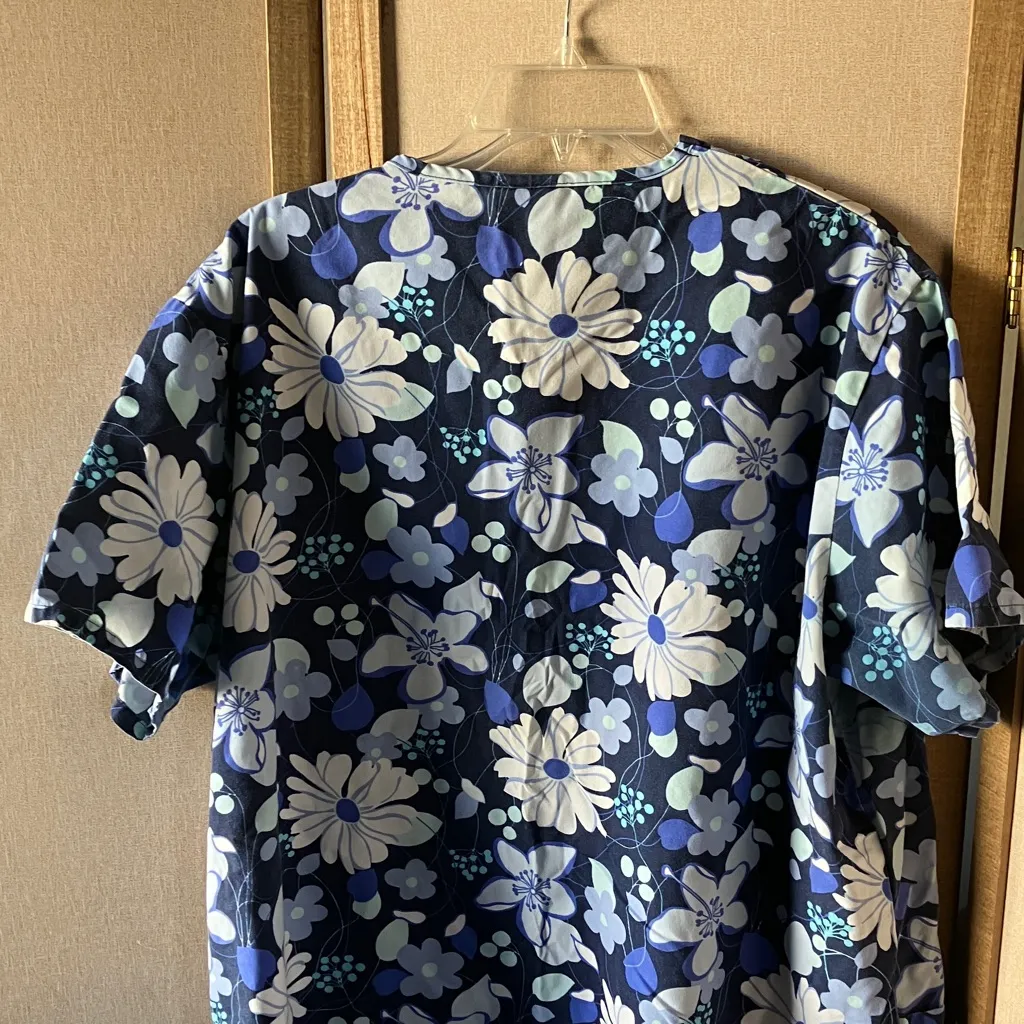 Absolute Blue and White Patterned scrub top xl - Image 8
