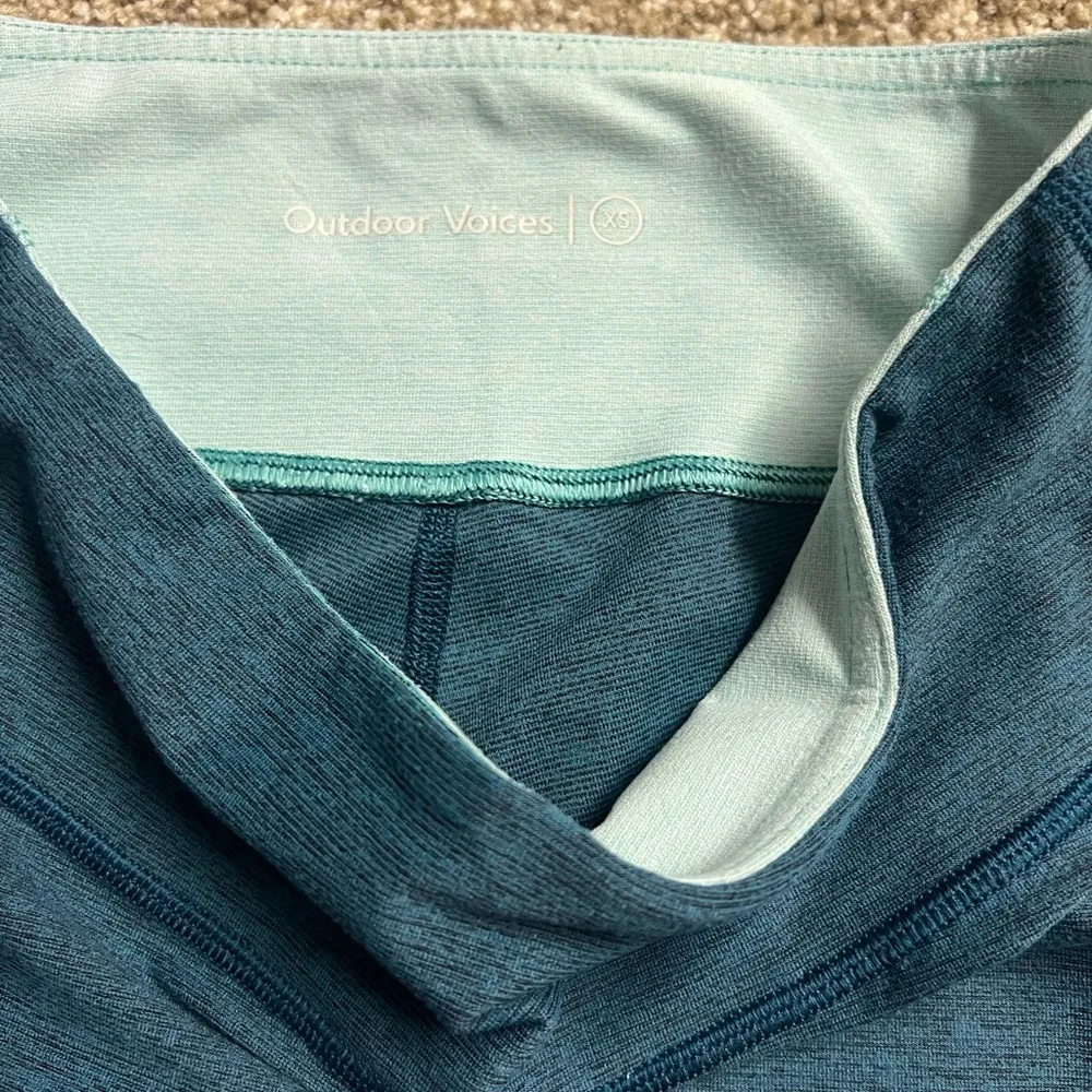 Outdoor Voices 3/4 Two Toned Warmup
Women's Teal and Light Blue Leggings - Image 4