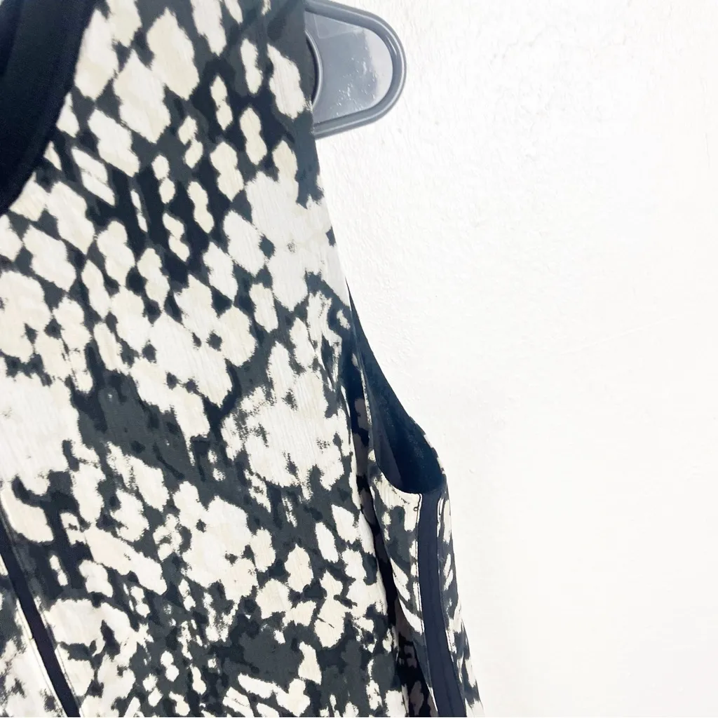 VINCE 100% Silk Basketweave Print Macadamia Black Double Layer Shell Top Medium - Image 6