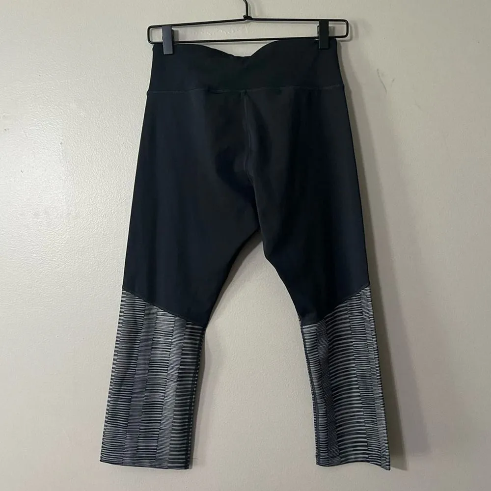 Merrell Women's size S Black Gray Cropped Capri Length Athletic Leggings - Image 4