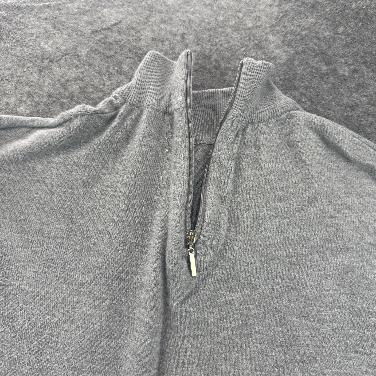 Cyrus‎ Women's Long Sleeve Light Gray Pullover Knit Sweater Zip Neck Size Medium - Image 8