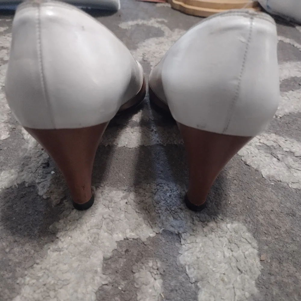 Vintage  neutral pump heels - Image 7