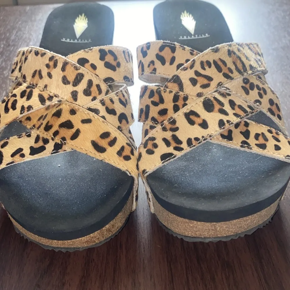 VOLATILE Shoes Women’s Size 9 Volatile Mayfield Leopard Print Calf Hair Wedge Black - Image 5